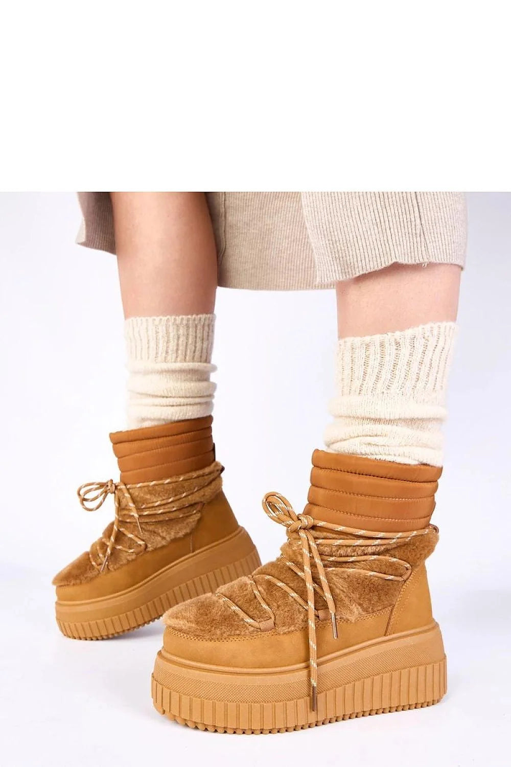 bottes neige femme camel suédine matelassée fausse fourrure lacets tressé plateforme épaisse semelle crantée caoutchouc isolation thermique antidérapante confort urbain