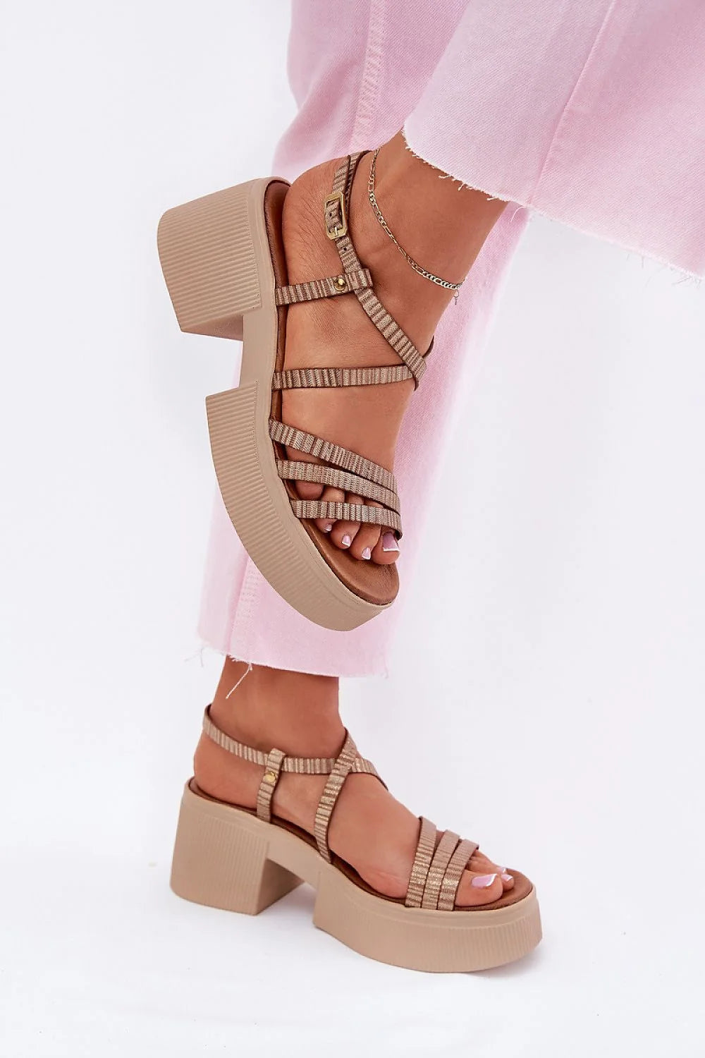 Sandales femmes design moderne estival beige lanières fines ajustables talon bloc confort plateforme cuir synthétique