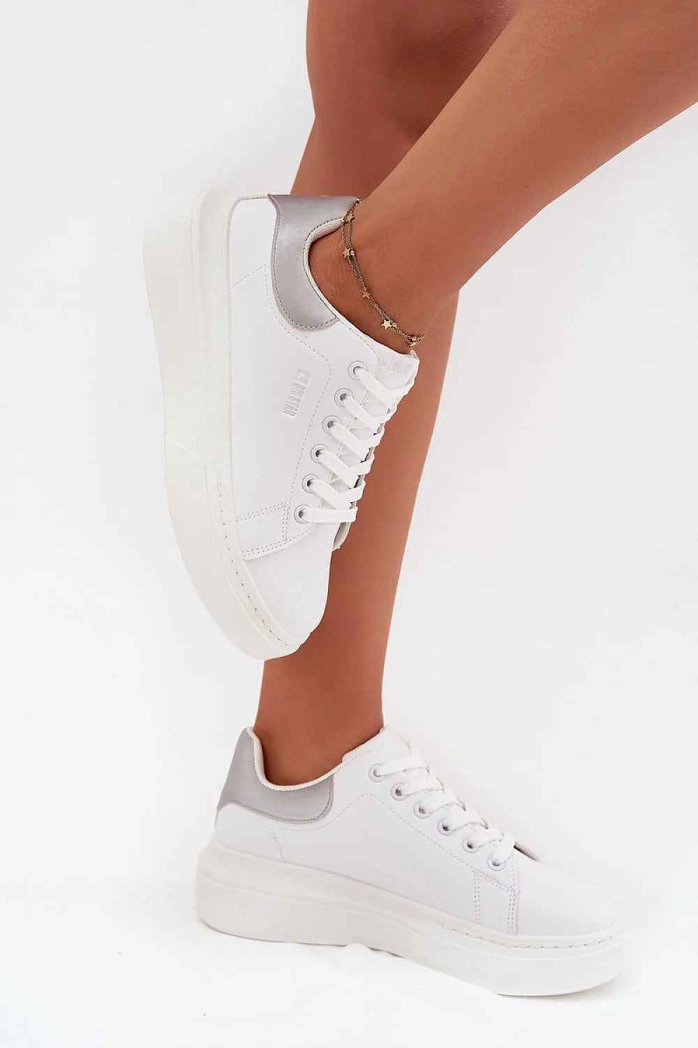 sneakers femme BigStar cuir écologique plateforme 4cm semelle intérieure mousse confortable épaisse blanche bout rond empiècement argenté lacets