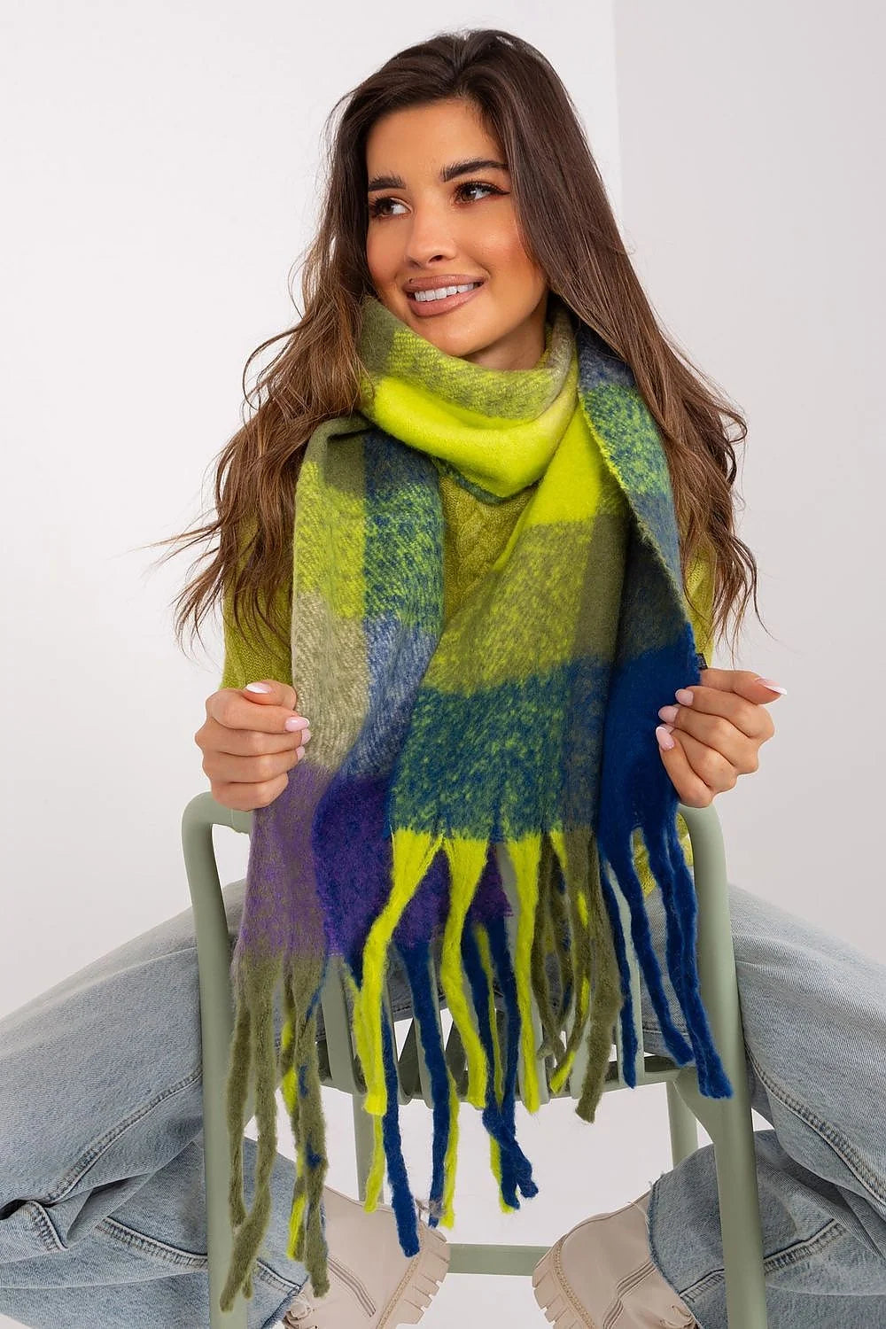 Longue écharpe carreaux colorés pull ample manches longues motif torsadé vert lime fins côtelets femme automne hiver élégant confort mode accessoire longues franges