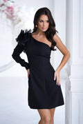 robe soirée courte cocktail noire asymétrique épaule manche longue grand volant floral organza ajustée taille cintrée extensible structuré