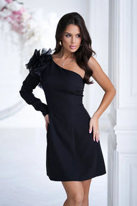 robe soirée courte cocktail noire asymétrique épaule manche longue grand volant floral organza ajustée taille cintrée extensible structuré