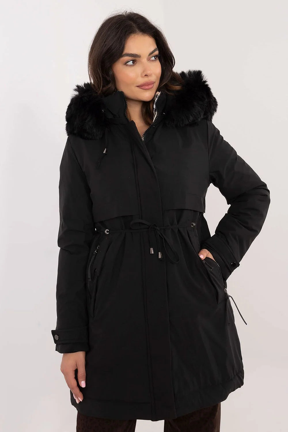 parka noire femme coupe ajustée mi longue capuche bordée fausse fourrure amovible imperméable thermique doublée poches zippées