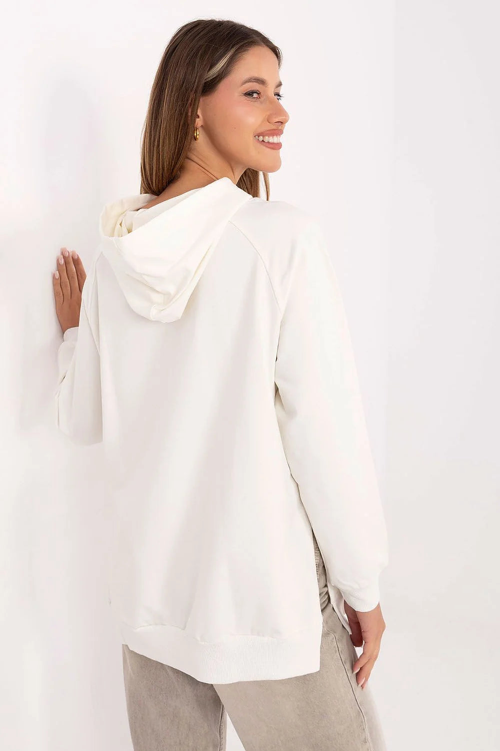 sweatshirt femme oversize crème ivoire coupe longue décontractée manches raglan encolure V capuche poche kangourou molletonnée douce coton