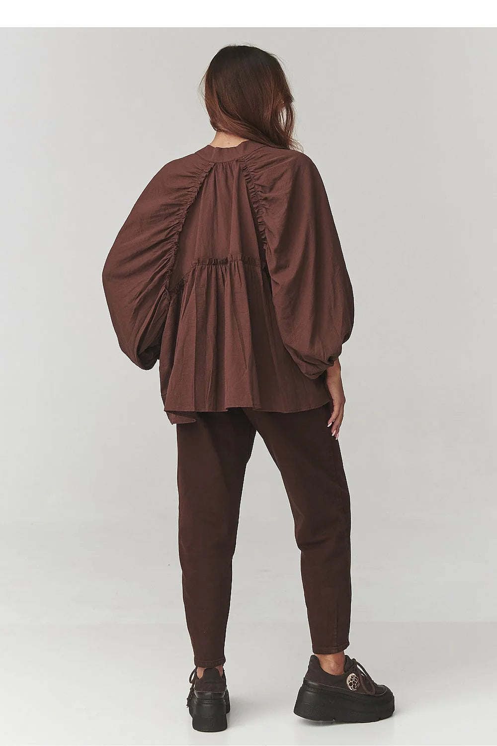 chemise oversize femme coton manches ballon poignets froncés col classique boutonnière coupe asymétrique ourlet dos fluide bohème marron