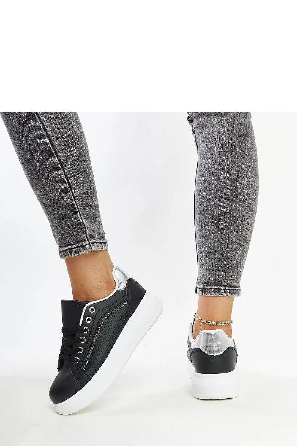 Baskets basses pour femmes design moderne épuré style élégant contemporain sneaker noire perforée tige similicuir doublure textile semelle épaisse