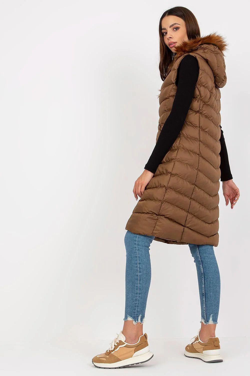 Doudoune femme longue sans manches matelassée style urbain marron taupe capuche fausse fourrure fermeture éclair poches zippées