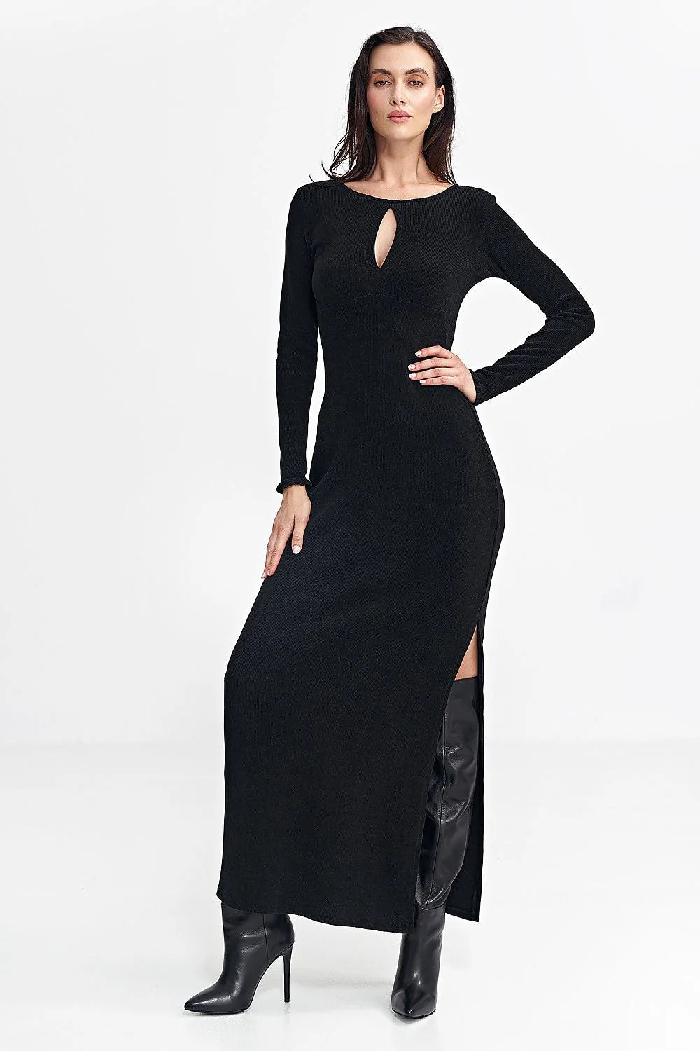 robe longue noire maxi manches longues coupe ajustée encolure goutte maille côtelée extensible fente latérale minimaliste chic soirée élégante sophistiquée