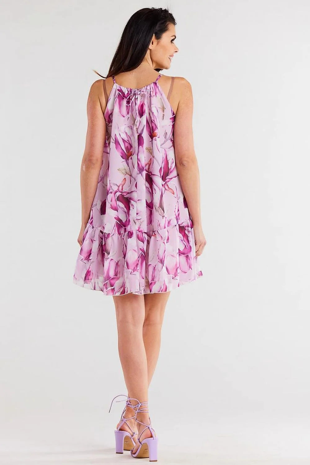 Robe de jour élégante en mousseline floral rose et blanc, bretelles fines, coupe trapèze, longueur au-dessus du genou, occasion estivale, femme