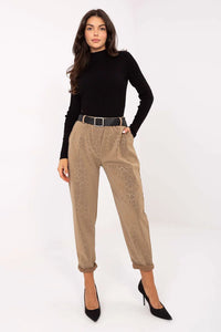 pantalon femme simili cuir taille haute coupe carotte satiné motif léopard tonsurton plis poches latérales ourlets retroussés ceinture tressée noire