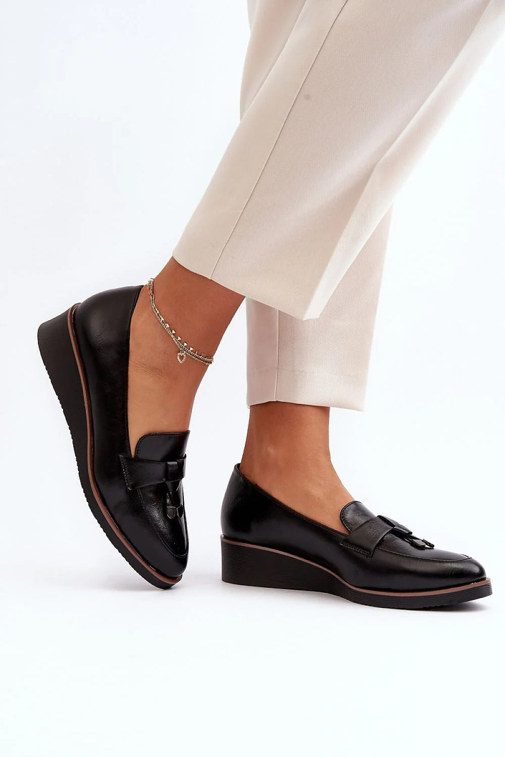 mocassins femmes design classique élégant cuir noir lisse bout pointu franges pampilles slipon confortable semelle caoutchouc antidérapante talon bas