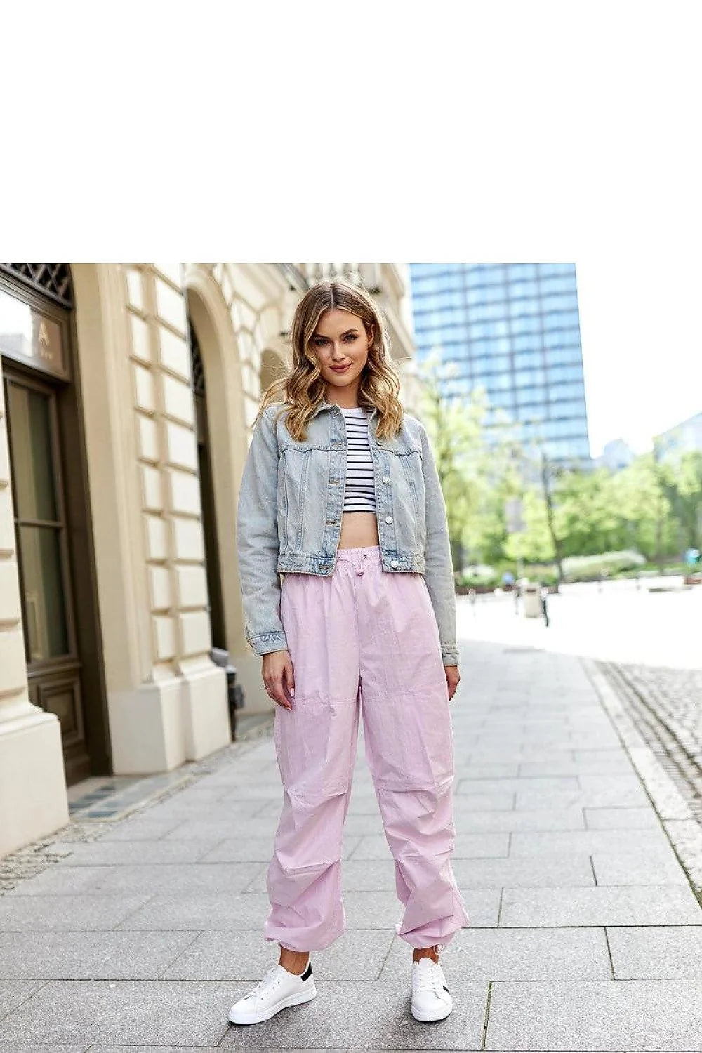 Baskets féminines modernes en cuir synthétique blanc perforé bande latérale noire tige basse semelle caoutchouc femmes occasion quotidienne loisirs actifs