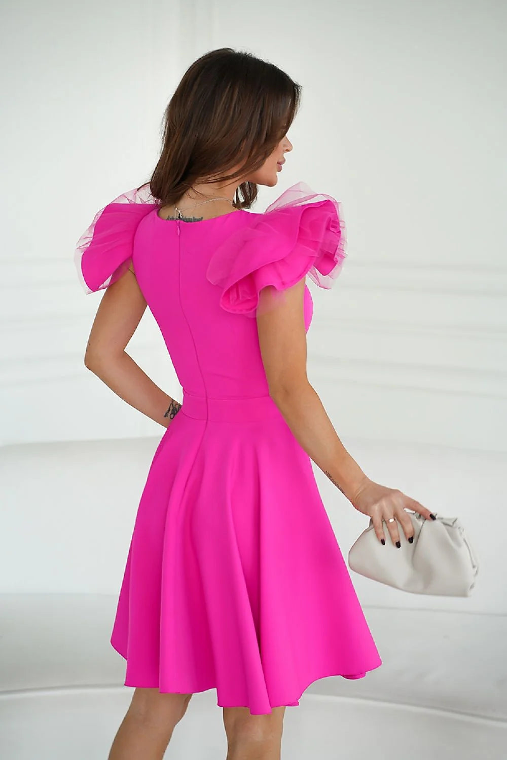 Robe de cocktail élégante en polyester et viscose rose vif manches volants tulle silhouette sablier fermeture éclair discrète femme