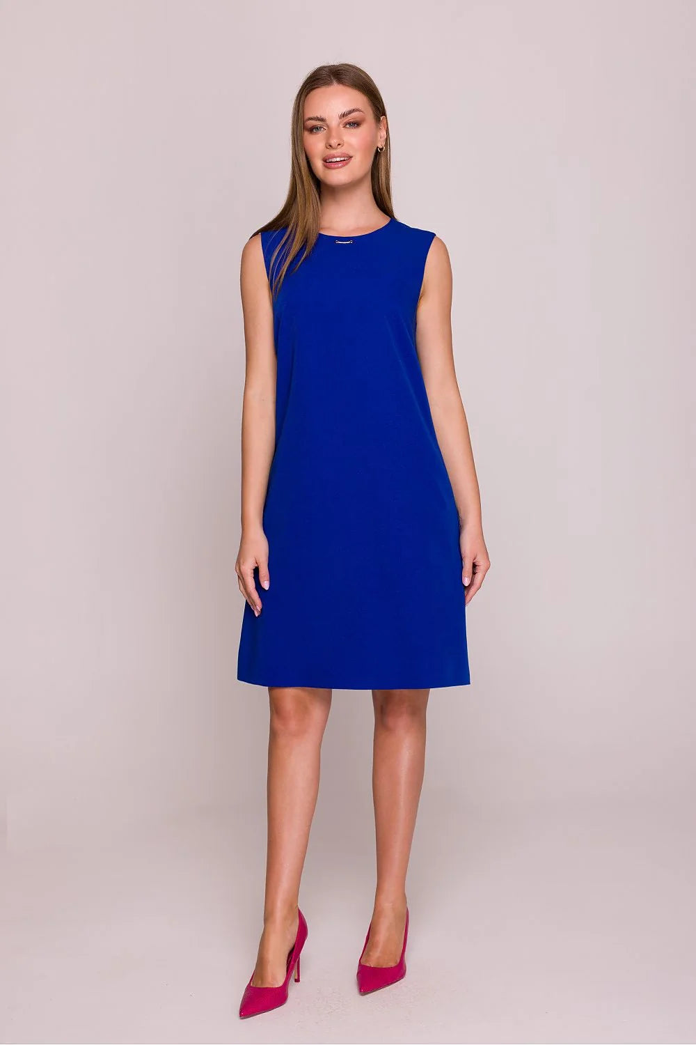 Robe de jour élégante sans manches bleu vif tissu lisse élastique coupe droite trapèze femmes occasion bureau