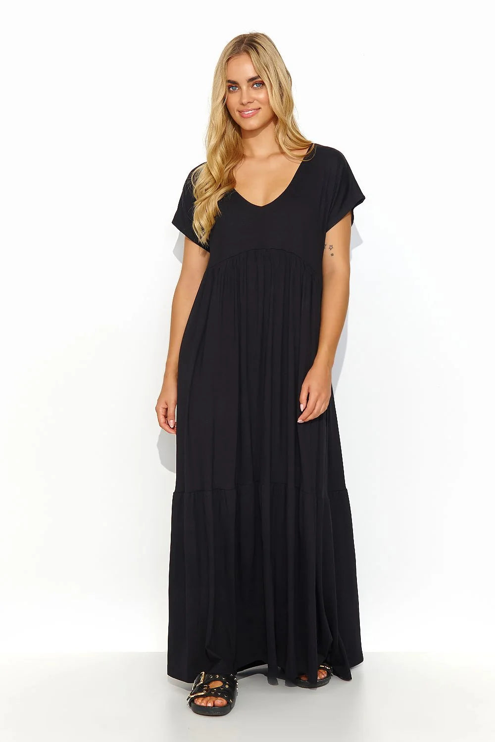 Robe longue ample Makadamia en viscose noire col V manches courtes dos minimaliste plaque métal doré femmes