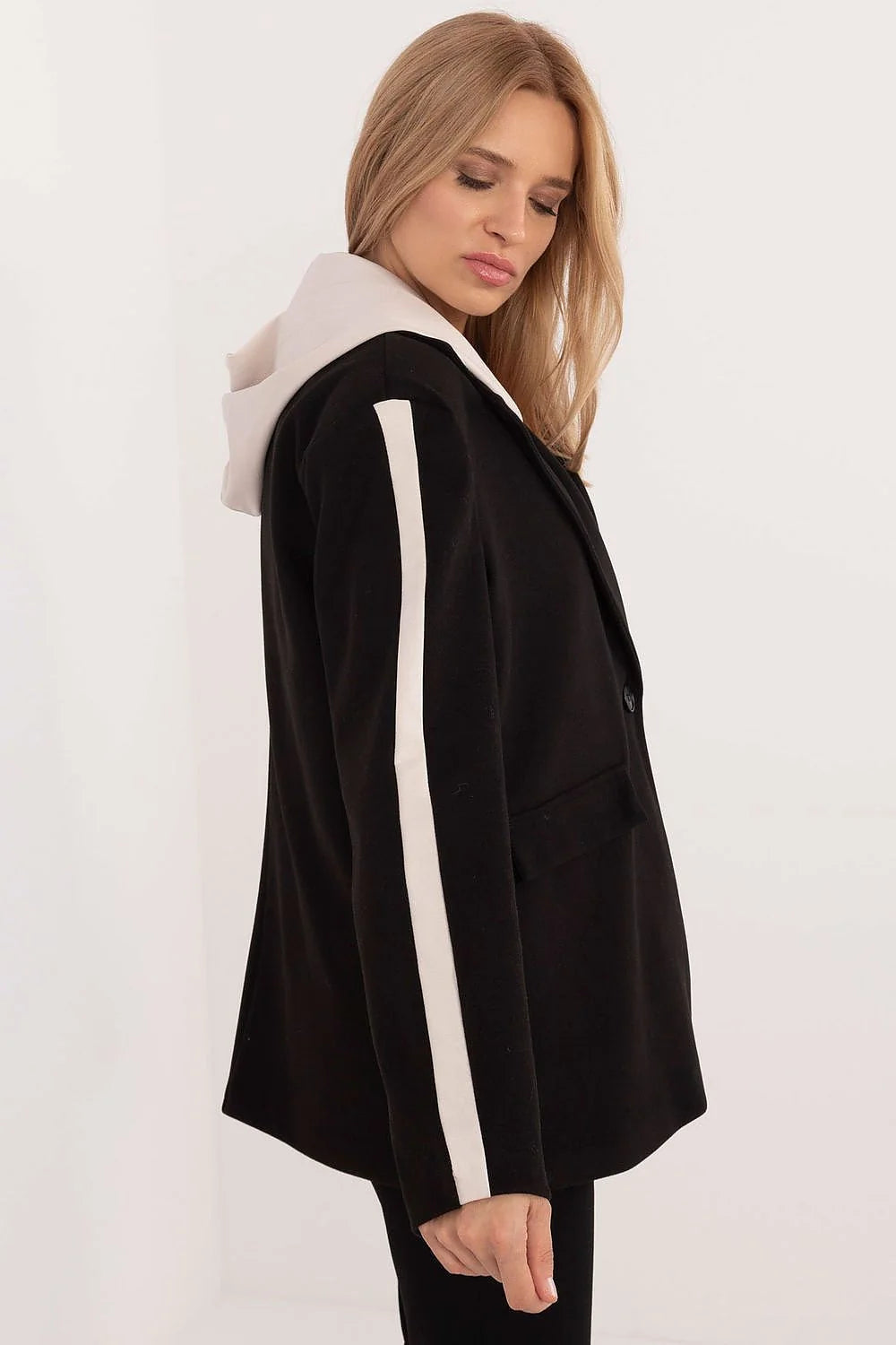 Veste élégante pour femmes noire avec capuche intérieure blanche manches longues contrastantes poches à rabat coupe ample matière douce