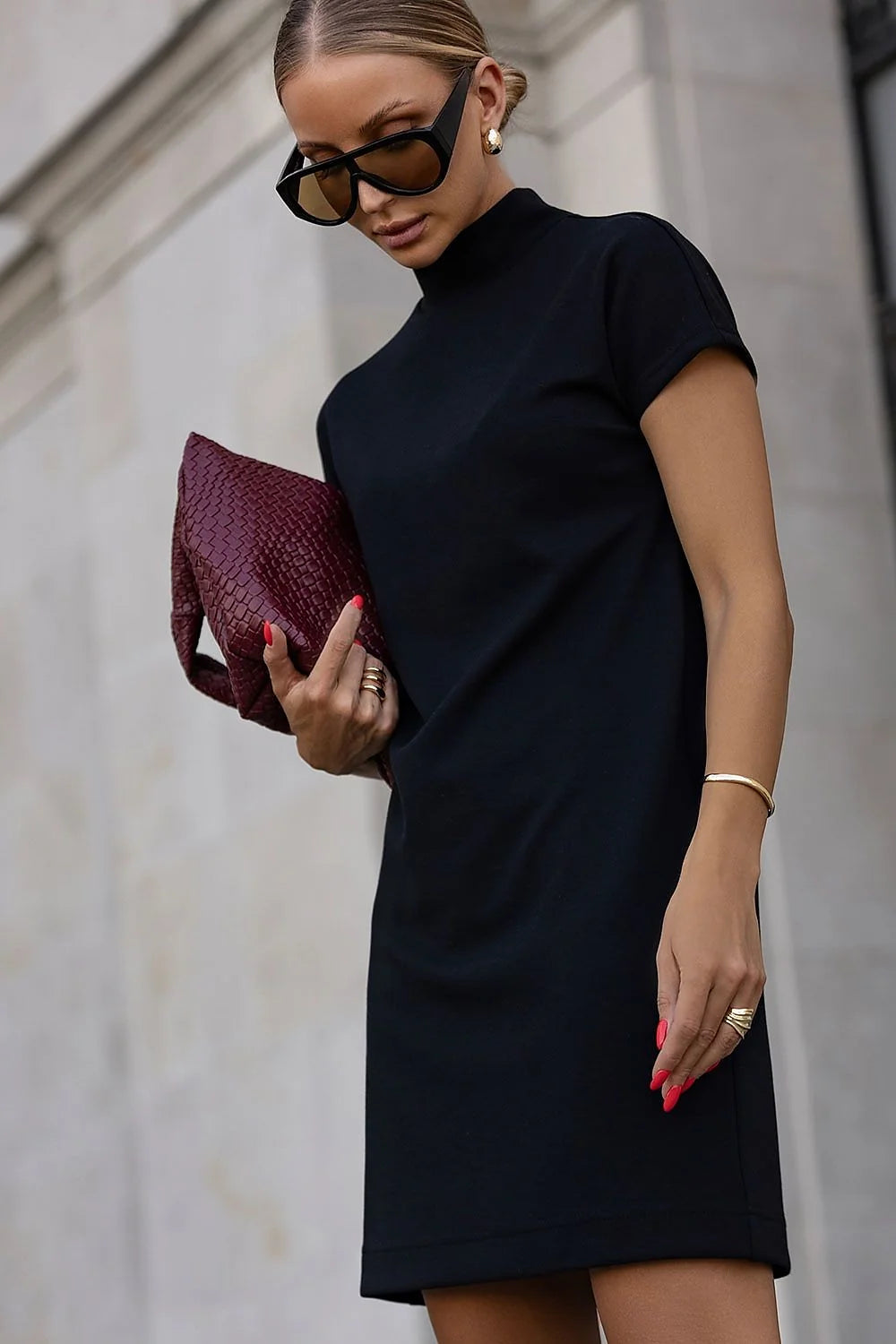 robe courte noire colroulé manchescourtes élastique secondepeau minimaliste élégante féminine confortable ajustée droite longueurgenou stylée polyvalente fabriquéePologne extensible