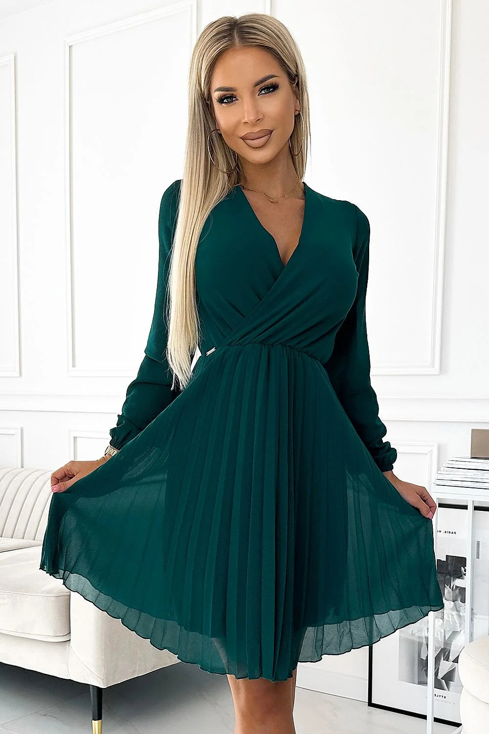 robe cocktail Numoco mousseline émeraude plissée chiffon cache coeur décolleté profond manches longues taille cintrée jupe évasée doublée opaque midi