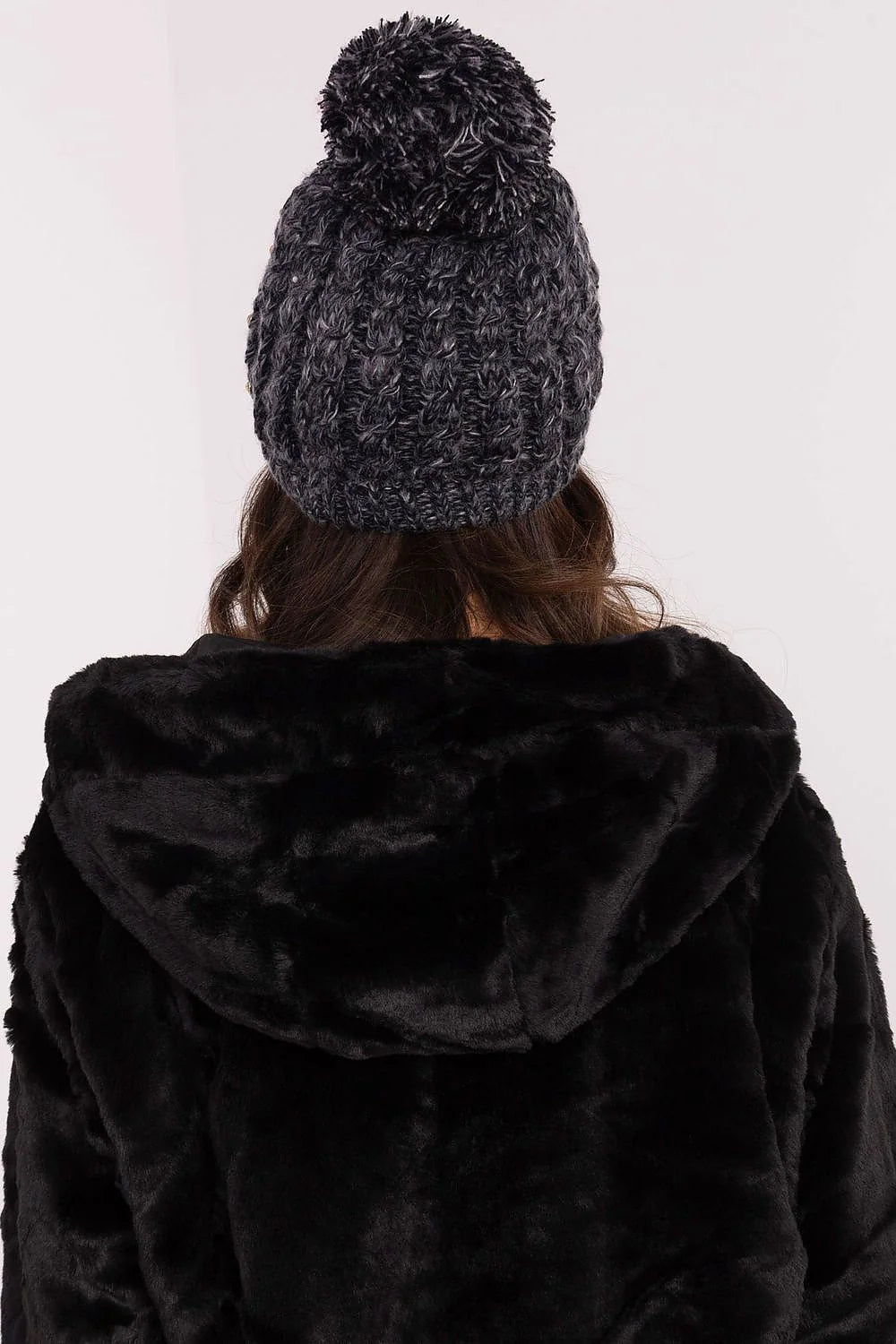 Bonnet de mode élégant pour femmes en matière tricotée épaisse couleur gris foncé avec strass dorés et pompon moelleux ajustement élastique finitions précises style chic et contemporain pour hiver