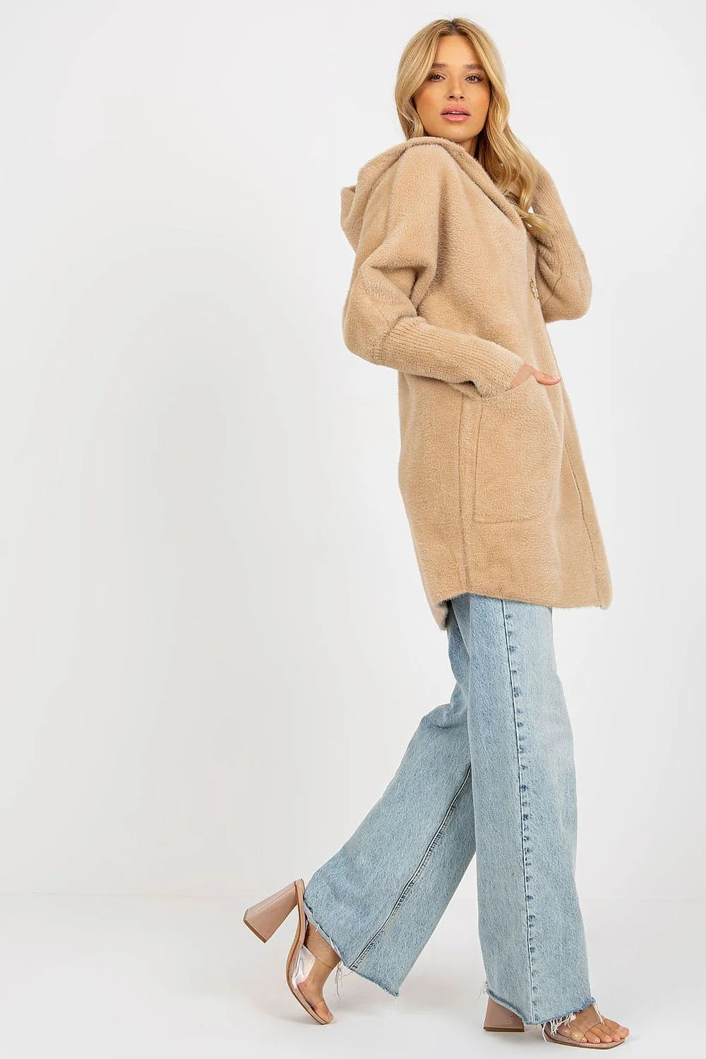 Manteau pour femme en peluche douillet chic couleur noire coupe longue manches longues capuche poches latérales zippé élégant