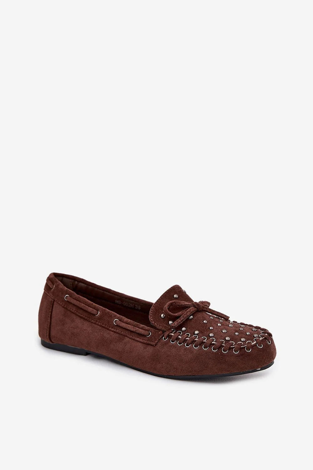 mocassin femme daim marron cuir ecologique loafer enfiler bout arrondi surpiqures noeud decoratif clous oeillets argentes semelle caoutchouc confortable