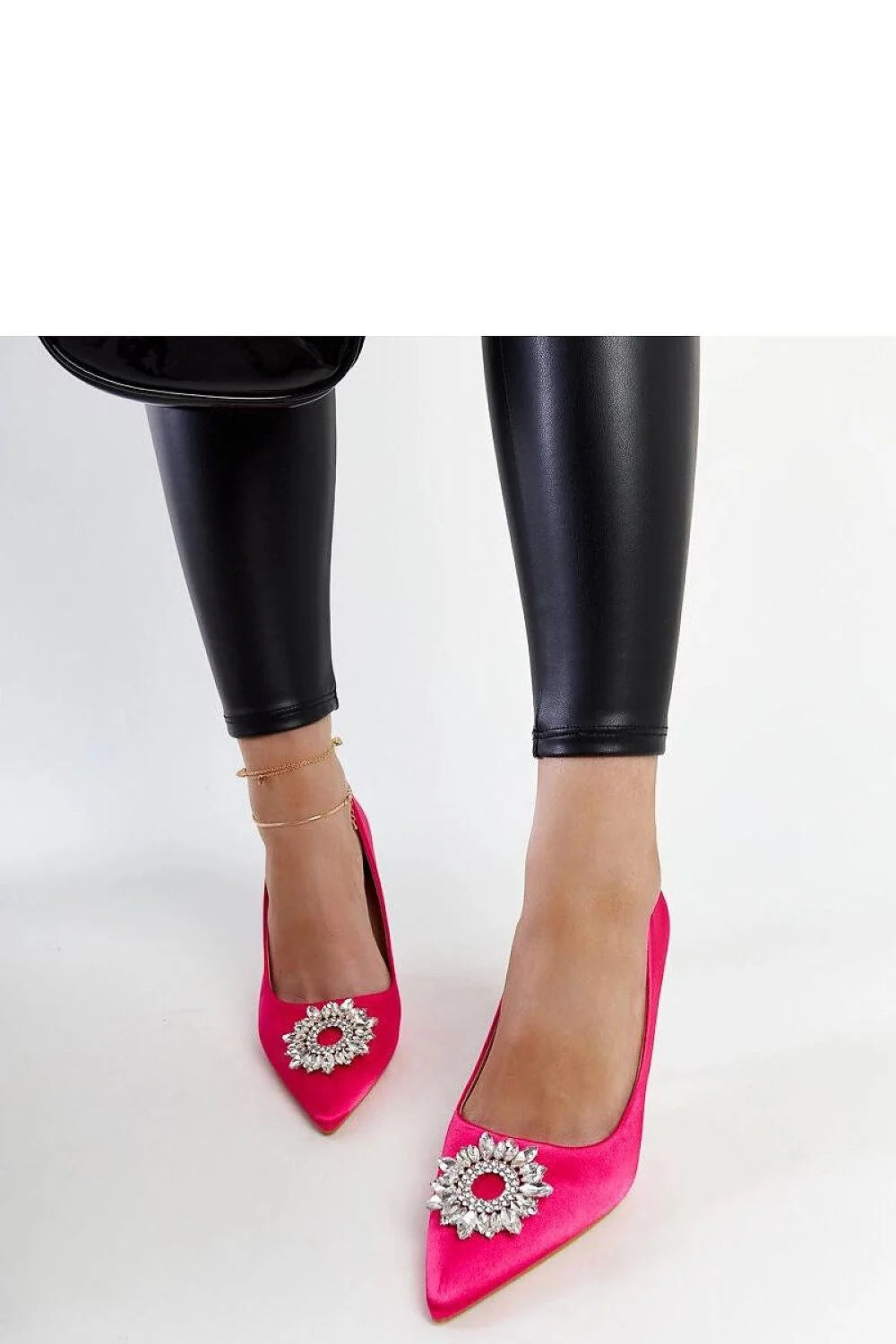 escarpins talons aiguilles bout pointu satin fuchsia broche bijou cristaux scintillants glamour sophistiqué silhouette élancée finition brillante polyvalents