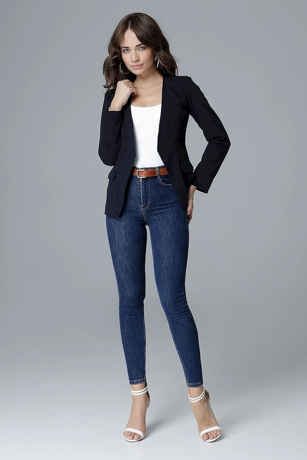 Blazer femme noir chic ajusté en tissu élégant pour un style moderne et décontracté
