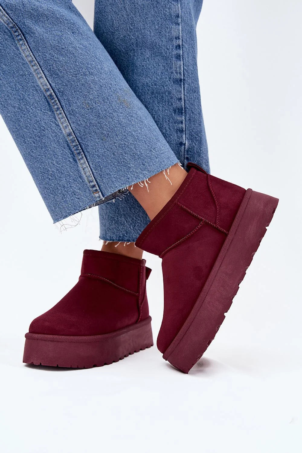 bottines femme courtes suédine écologique bordeaux fourrure épaisse plateforme massive isolante semelle crantée antidérapante bout rond coutures apparentes slipon