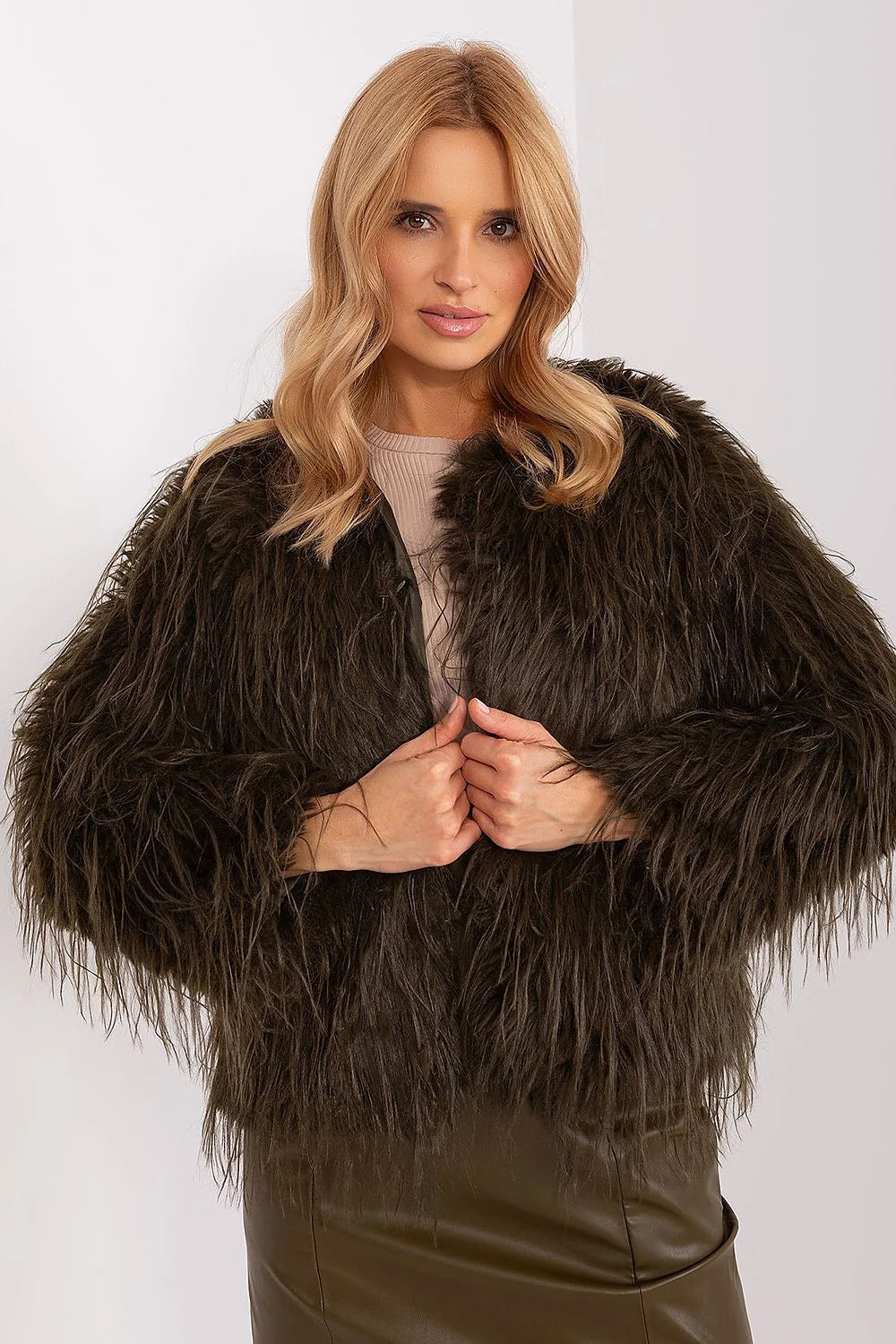 Veste en fausse fourrure pour femmes, design luxueux, moderne, couleur marron foncé, coupe ample, manches évasées, finitions soignées, style intemporel, occasions habillées ou décontractées