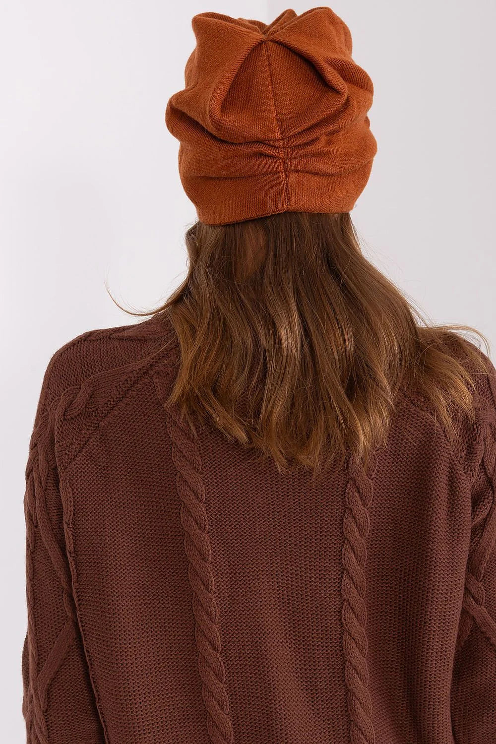 Ensemble sweater béret maille torsadée mélange laine acrylique coton cachemire couleur marron style classique moderne femmes