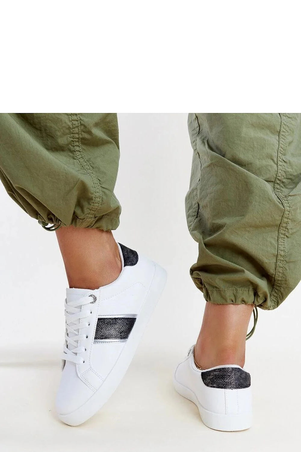 baskets femmes basses blanches similicuir cuir minimaliste profil bas lacets blancs semelle plate caoutchouc bout rond bandes contrastantes gris anthracite