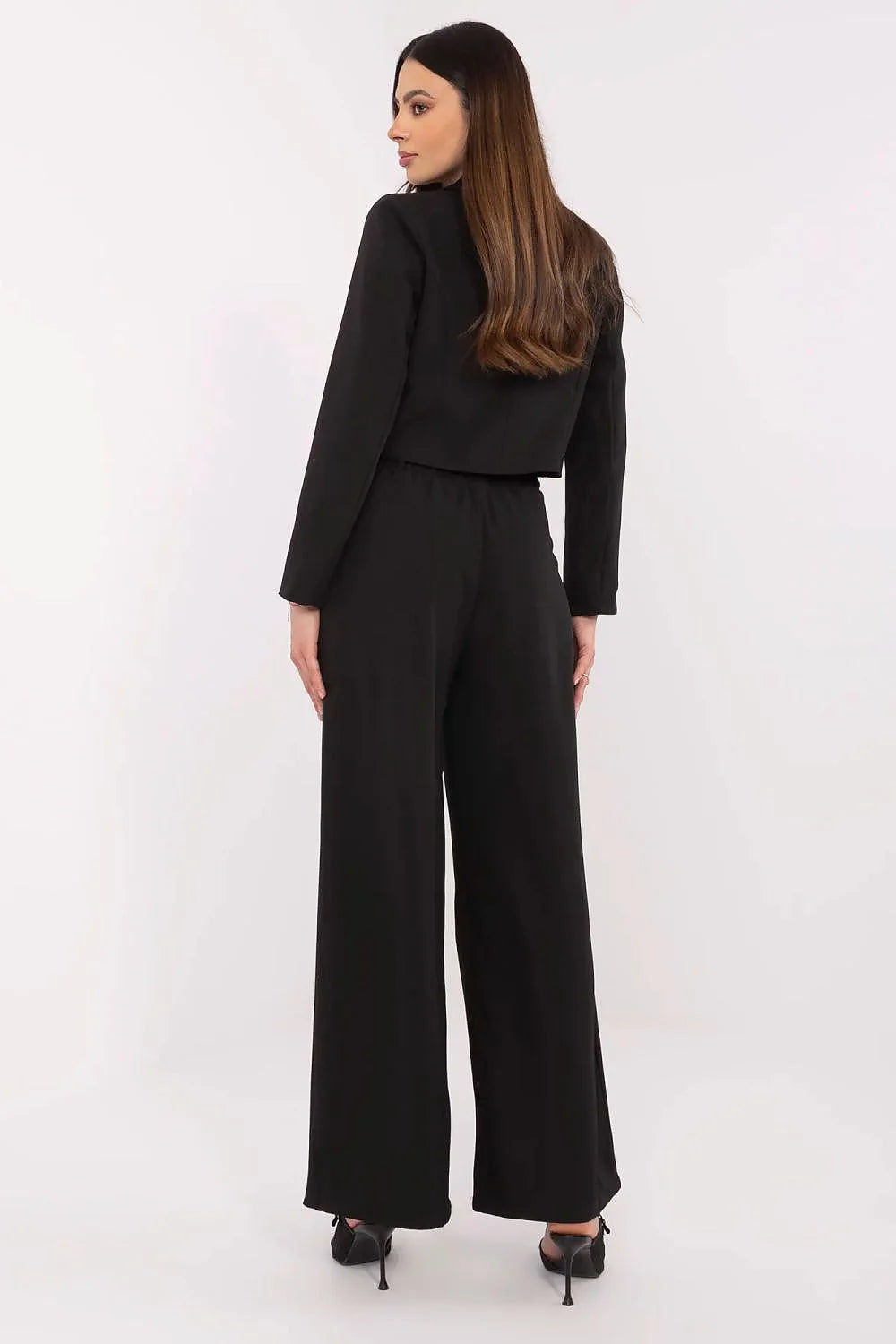 ensemble chic moderne femme blazer court tailleur bouton doré manches longues pantalon palazzo taille haute plis fluide noir