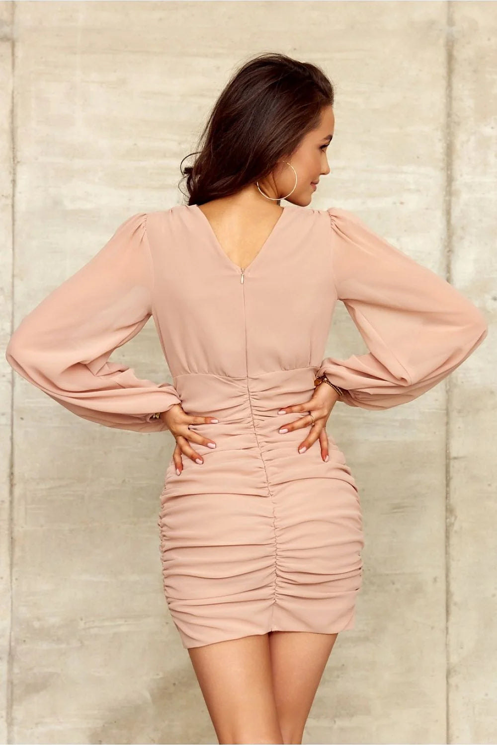 robe courte élégante décolleté V profond manches longues bouffantes taille froncée fronces verticales chiffon fluide drapée nude rosé cintrée soirée