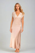nuisette longue satinée rose poudré fluide décolleté plongeant manches dentelle taille empire sensuelle féminine élégante soyeuse glamour raffinée