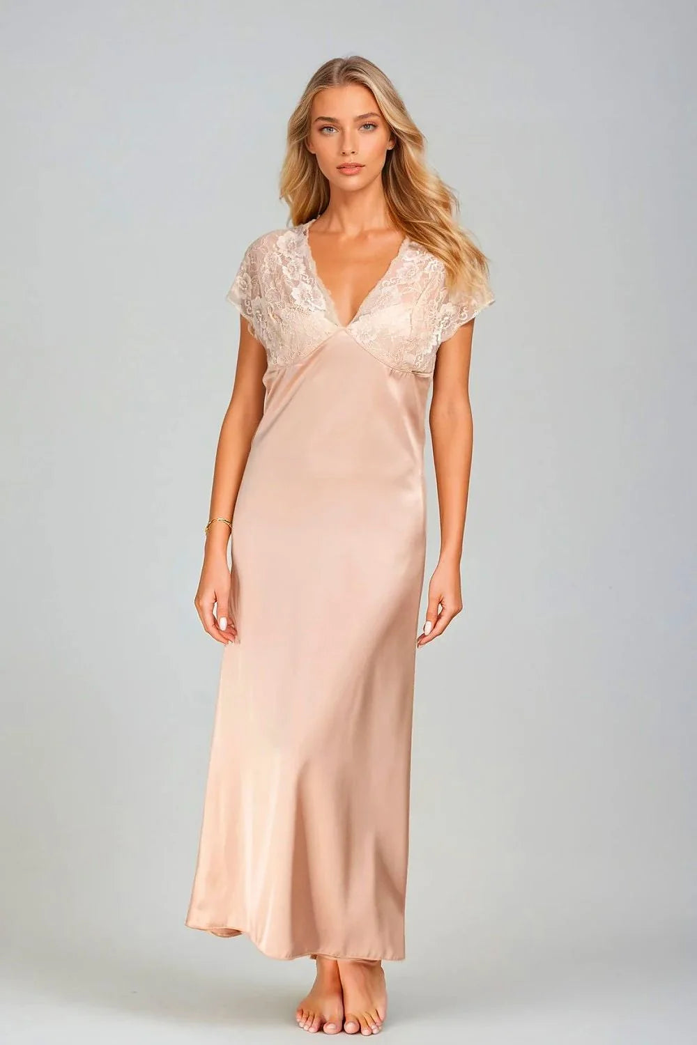 nuisette longue satinée rose poudré fluide décolleté plongeant manches dentelle taille empire sensuelle féminine élégante soyeuse glamour raffinée