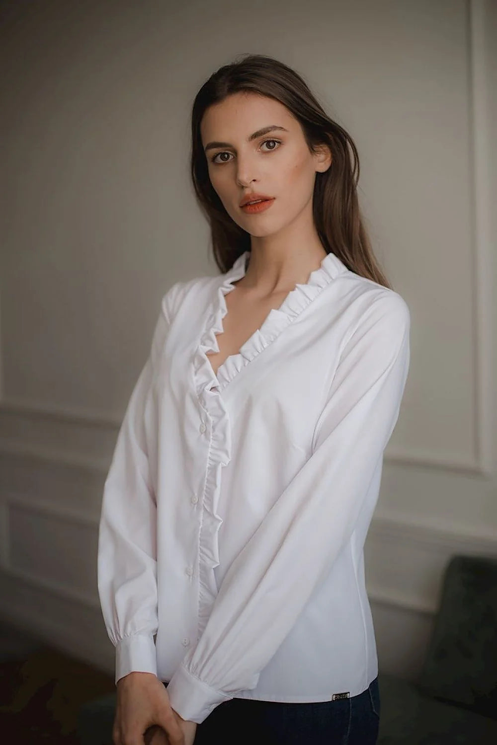 chemisier blanc manches longues col V volants boutonnage central popeline léger fluide coupe ajustée romantique polyvalent élégant féminin bureau casual
