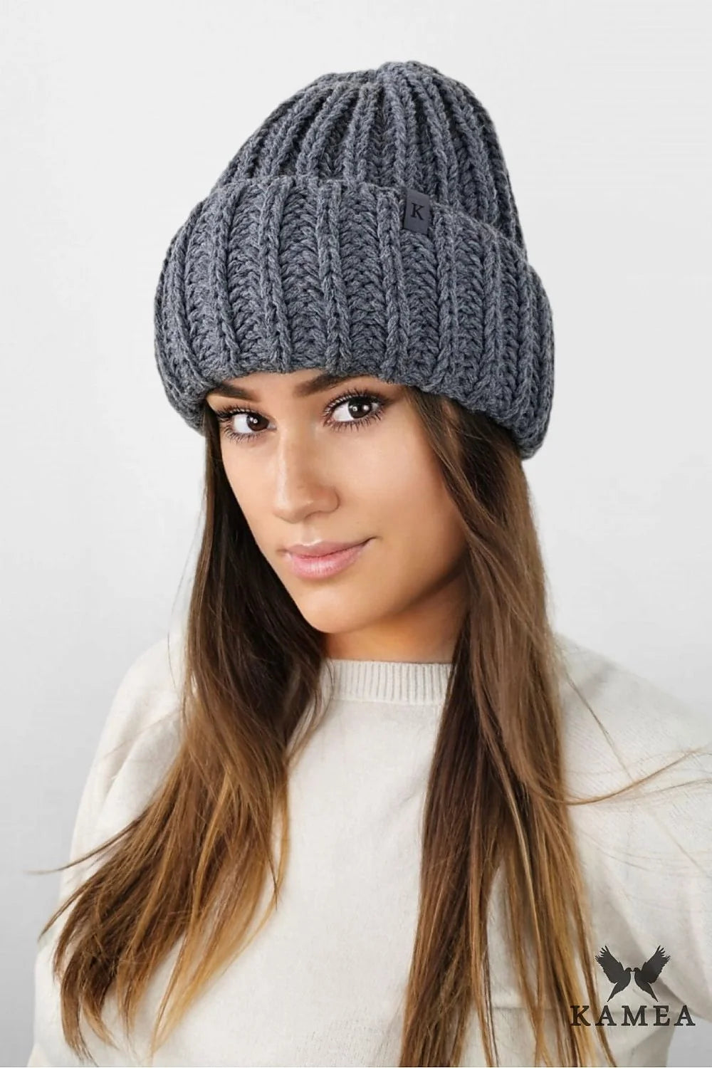 Bonnet tricoté pour femme style classique minimaliste laine texture côtelée couleur grise réversible doublure polaire
