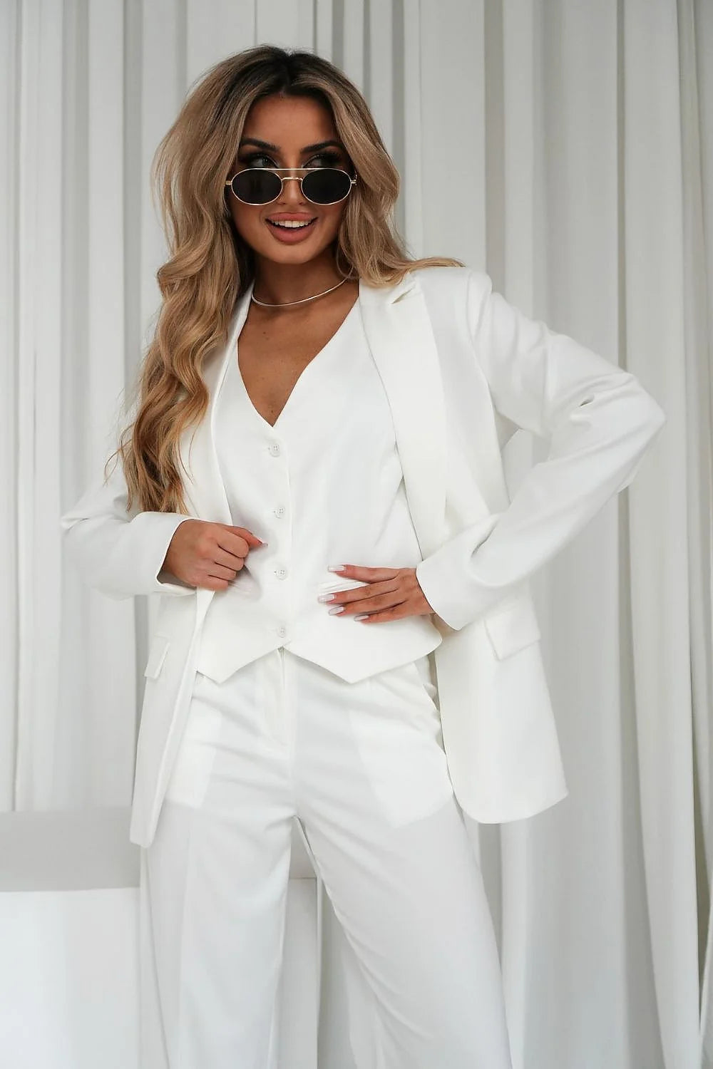 Veste Cabba blazer élégant pour femme en coton polyester elasthanne, coupe classique col ouvert, boutons délicats, poches rabat, blanc cassé, occasion professionnelle, style moderne, confort