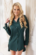 Chemise longue élégante robe-chemise satin vert foncé manches longues boutons argentés fentes latérales femmes
