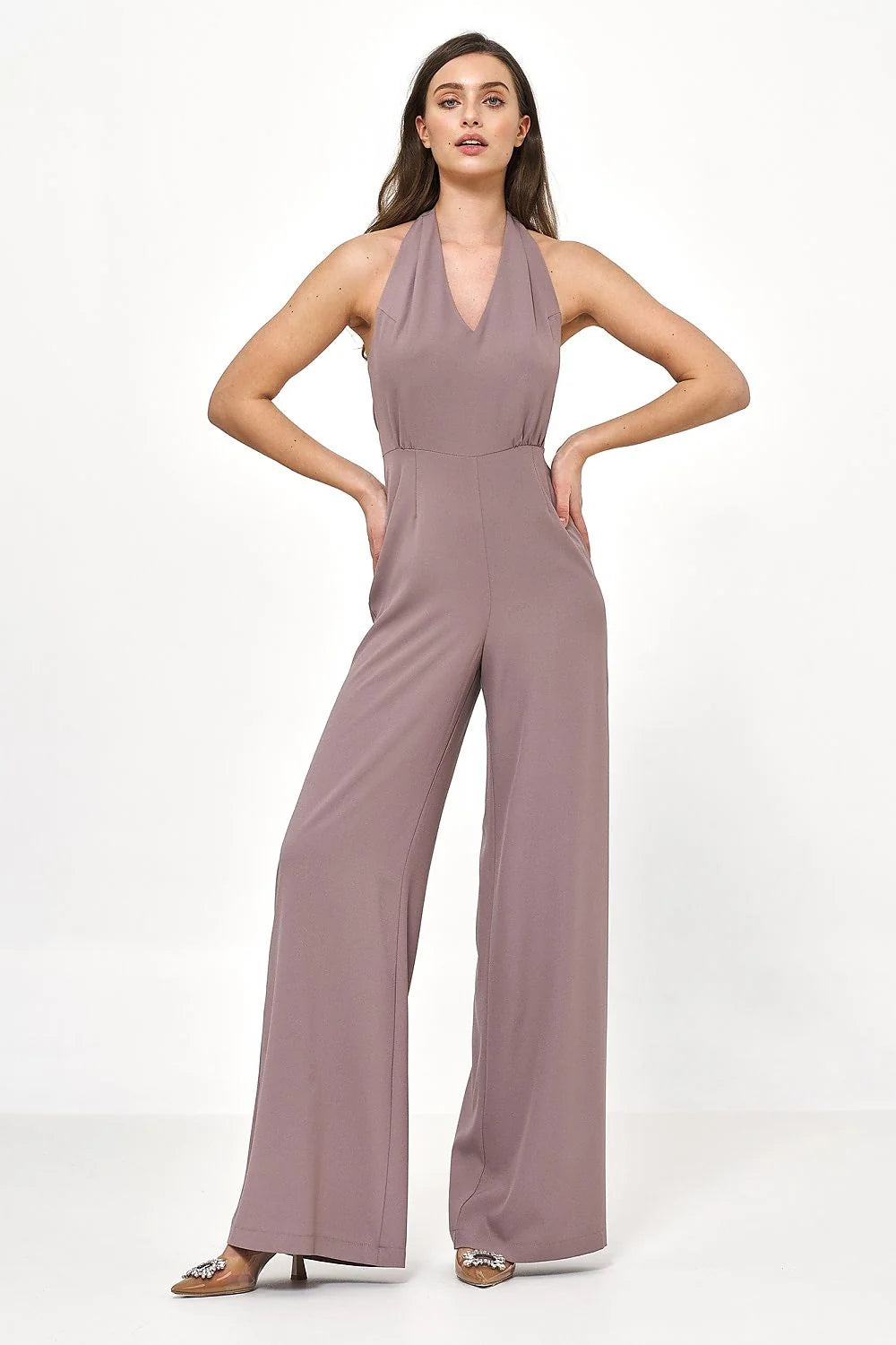 combinaison dos nu sans manches col halter plongeant cintrée taille haute jambes larges fluides crêpe structuré taupe sophistiquée
