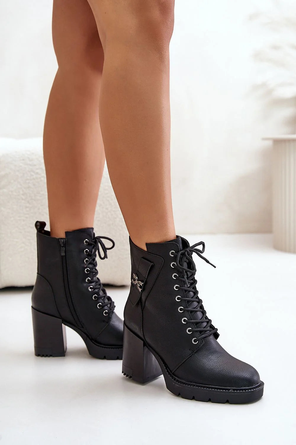 bottines militaires femme simili cuir noir talon carré semelle crantée lacets œillets métal zip latéral bout rond
