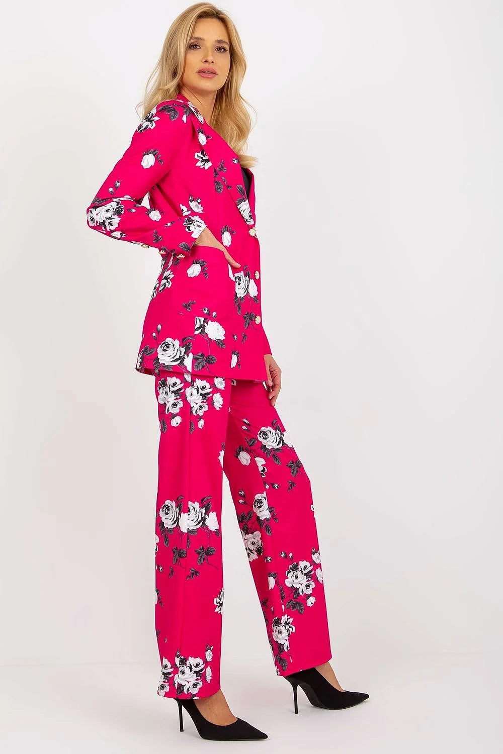 Costume tailleur femme veste pantalon bleu vif motifs floraux blancs brun élégant moderne occasion formelle professionnelle