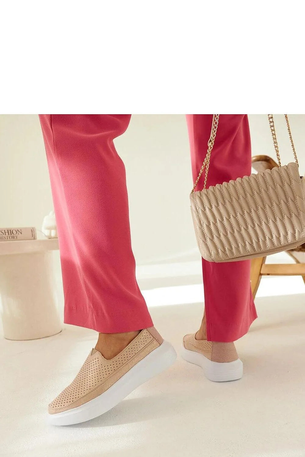 chaussures basses femme beige dorées perforées slipon cuir suédé respirantes semelle plateforme blanche épaisse confortables durables élégantes polyvalentes