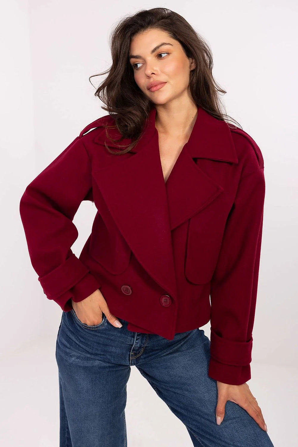 trench court femme polyester bordeaux boxy manches longues épaulettes double boutonnage poches rabat poignets retroussés doublure léger chic citadin élégant