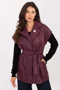gilet matelassé femme mi long bordeaux satinée chevrons col châle ceinturé rembourré léger chaud poches latérales broche fleur polyvalent élégant