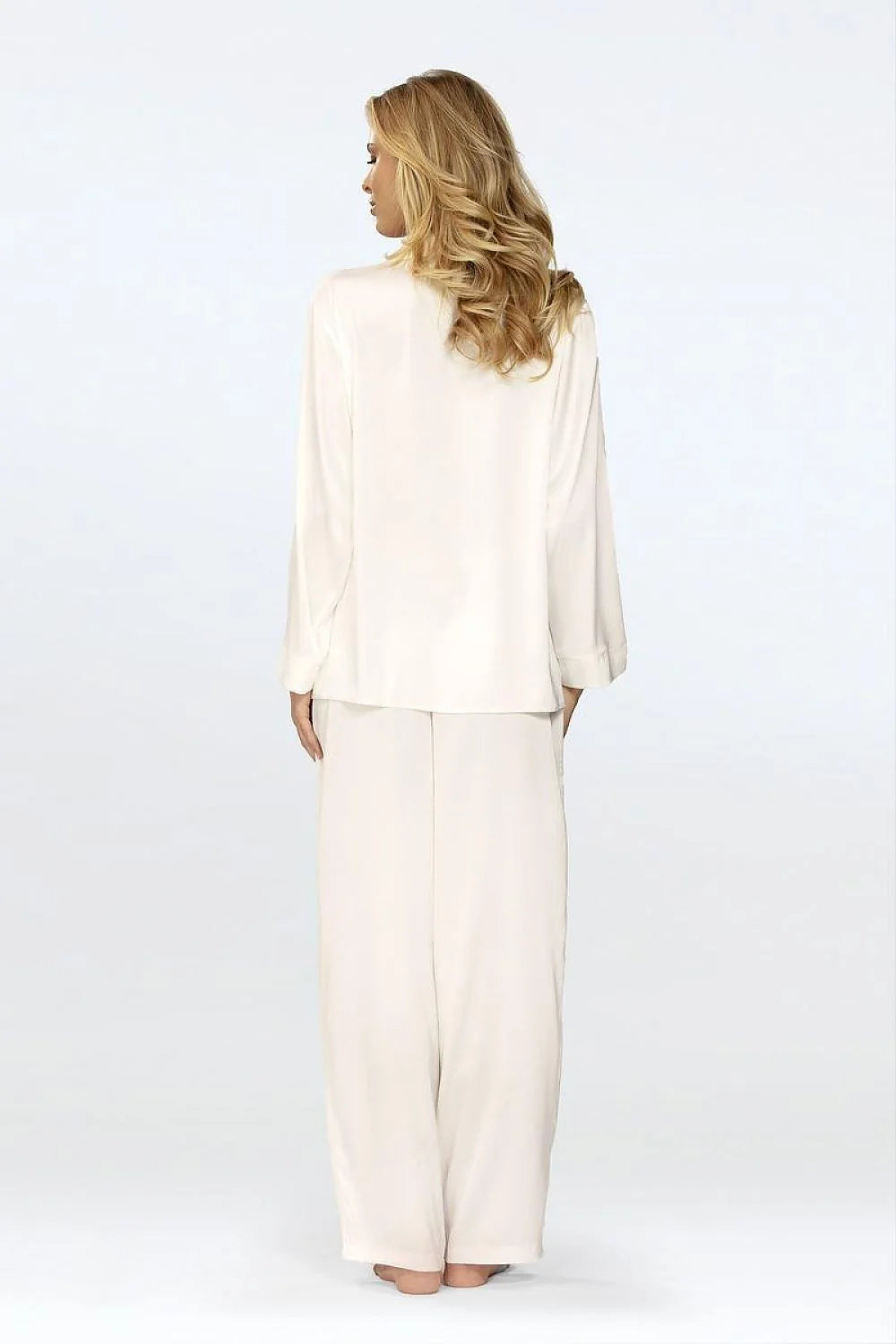 Pyjama élégant pour femmes en satin Amina, ensemble pyjama long manches longues, style intemporel, couleur blanche cassée, confort maximal, mode nocturne