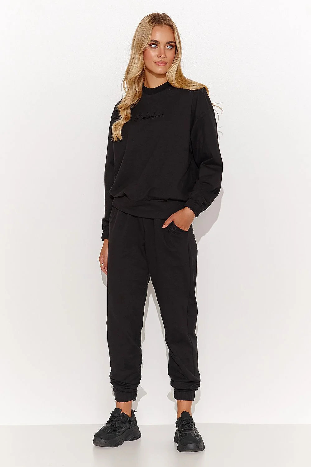 ensemble Makadamia femme noir sweatshirt pantalon jogger oversize col rond molleton doux taille élastique chevilles côtelées poches latérales broderie tonale
