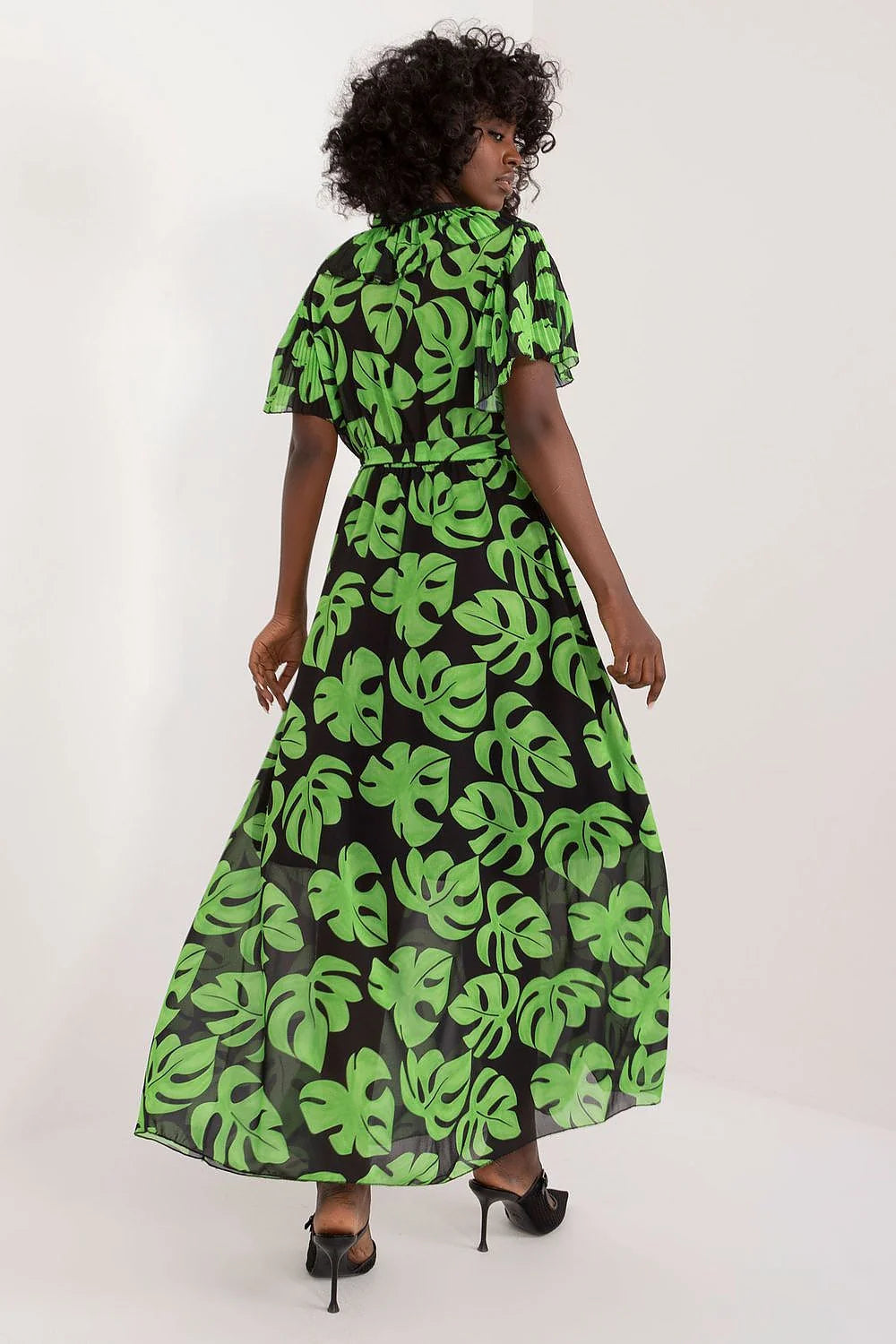 Robe de jour élégante longue motifs tropicaux vert vif noir manches courtes col V volants femme été