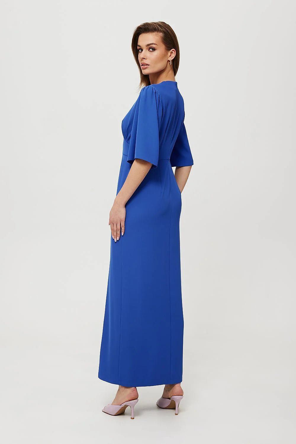 Robe de cocktail élégante longue manches courtes encolure V en tissu bleu vibrant pour femme