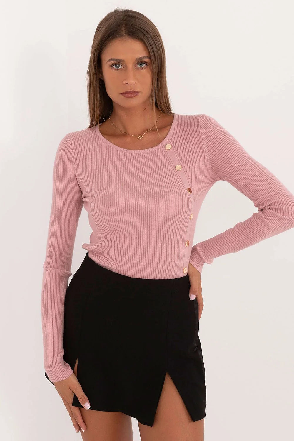 Ensemble chic femme haut ajusté rose pâle jupe mini noire fente détails boutons dorés style moderne occasions cocktails sortie ville
